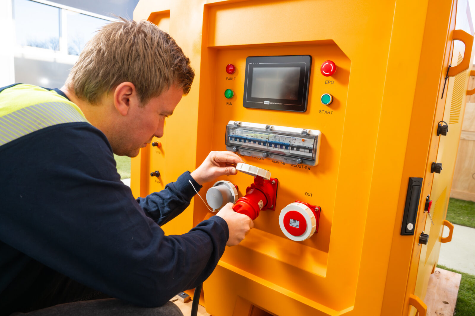 Technieker sleutelt aan batterij